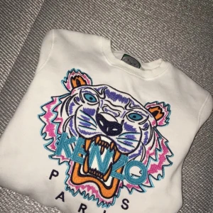 Äkta kenzo hoodie  - Säljer min kenzo nu pga den kommer inte till användning den är som helt ny den är inte använd utomhus.