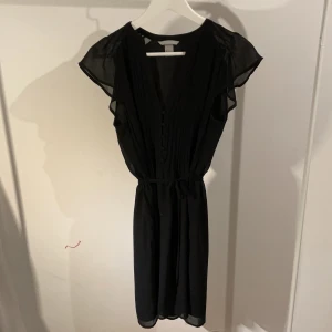 Klänning - Superfin klänning som sitter snyggt på. Knyta i midjan. Går till knäna på mig (164). Superbra skick