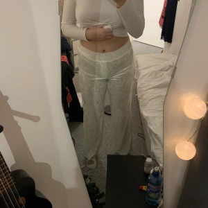 Mysbyxor  - Dunderfina mysbyxor i fint velourliknande material. Använda tyo 1 gång och i superfint skick! Står storlek M men skulle säga att de skulle kunna passa L också då de är stretchiga!