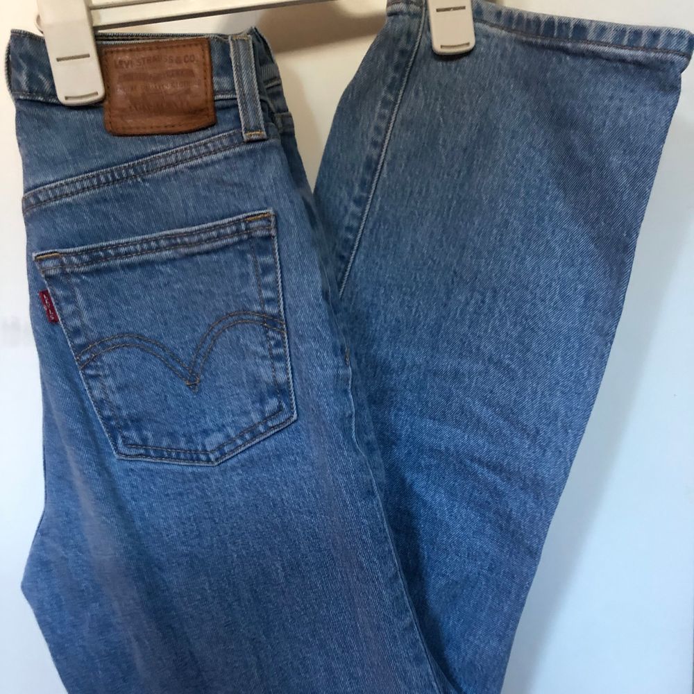 Mina skitsnygga favorit Levi’s jeans i modellen ribcage straight ankle👖! Köpta på en Levi’s butik i Stockholm förra vintern men måste tyvvär sälja dem eftersom de har blivit lite för små för mig. Jag är 158cm och de passar perfekt🤩. Köparen står för frakt och om flera är intresserade så blir det budgivning i kommentarerna. Nypris är 1199💛☺️. Jeans & Byxor.