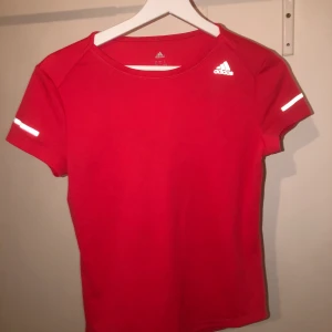 Adidas t-shirt storlek S - Tränings t-shirt i Small, använd ett fåtal gånger!!