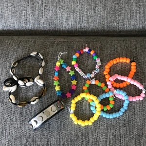 Armband  - Jättegulliga pärlarmband som jag tidigare köpt av ett UF företag, jag säljer de för 10kr/ styck!! snäckarmbanden kostar 40kr och ”rockarmbandet” 30kr. (Fuck cancer armbandet är sålt) 
