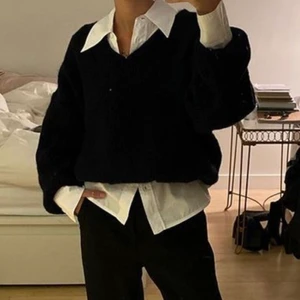 Svart stickad tröja - Den liknar den på den första bilden. Lite stickig men mycket varm och bra skick!