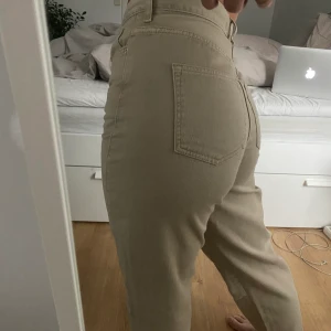Byxor  - Ett par super fina vida beige byxor från H&M. Aldrig kommit till användning. Storlek 34✨