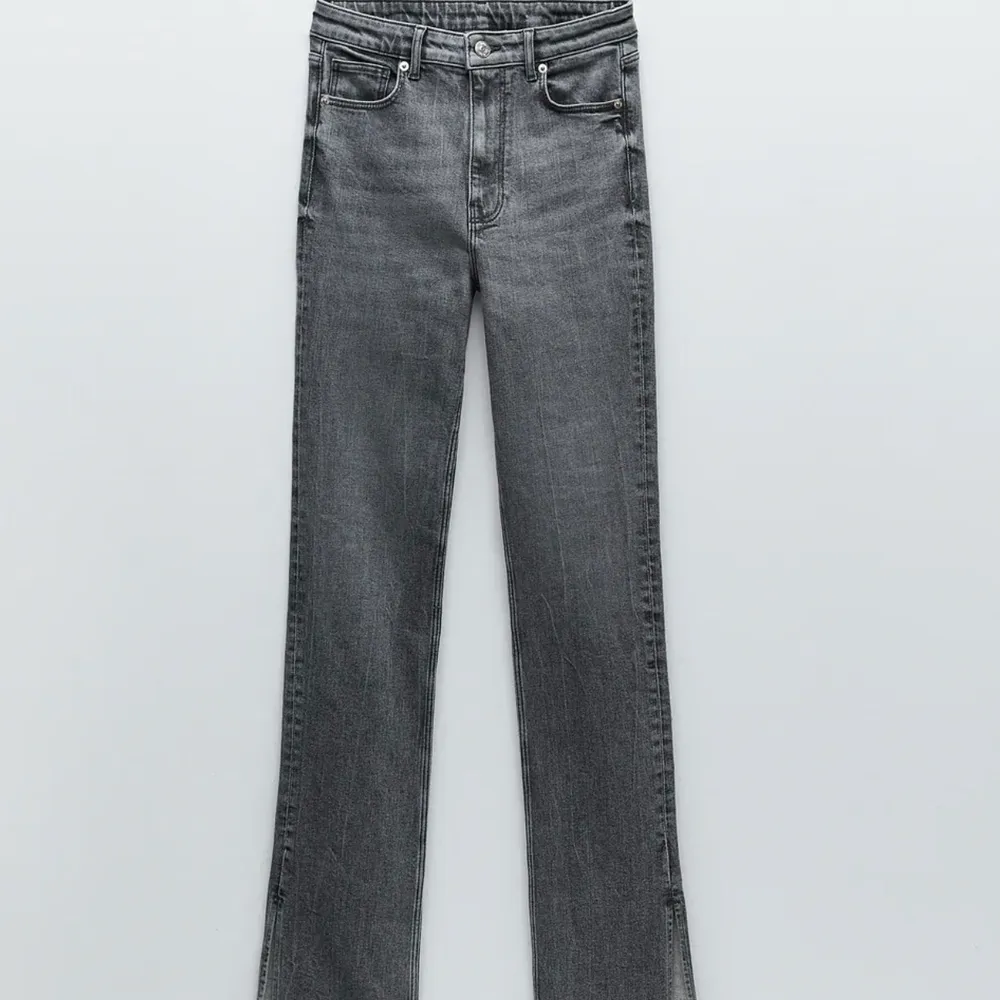 Helt nya zara byxor, endast testade då det var fel storlek! Kan inte lämna tillbaka så säljer vidare. 175kr elelr högsta bud 🌸. Jeans & Byxor.