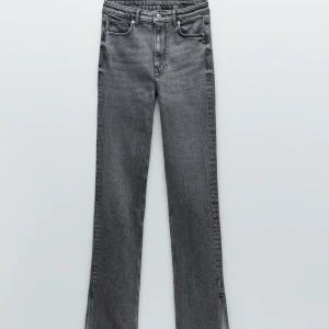 Zara gråa jeans med slits - Helt nya zara byxor, endast testade då det var fel storlek! Kan inte lämna tillbaka så säljer vidare. 175kr elelr högsta bud 🌸