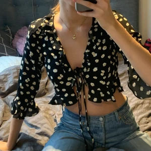 Blommig topp  - Blommig topp från forever 21. Går att ha bakochfram också. Använd få gånger, bra skick. Köparen står för frakten. 