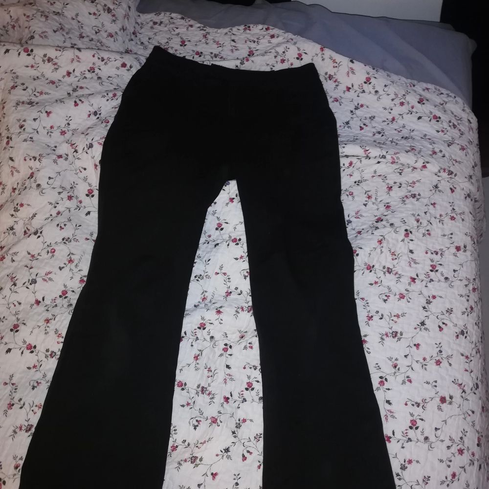 Ett par klassiska raka svarta byxor till både vardag och finare tillfällen✨från Inwear Essentials💕Supersköna! Har haft dem ett tag, men skulle inte säga att skicket är förändrat! Pyttelite blekta kanske, men syns knappt! Jag är 164 för referens! . Jeans & Byxor.