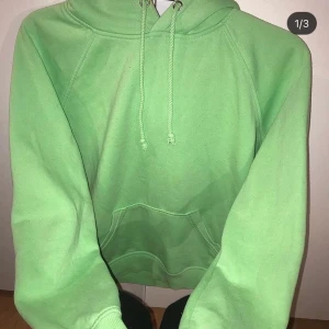 Neongrön hoodie - Neongrön hoodie från Bikbok i XS. Frakten ingår i priset.