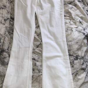Helt nya vita Levis bootcut jeans med lapparna kvar! Har tyvärr inte kommit till användning då de är en aningen för små för mig, supersnygga🤩 W28 L34, #529