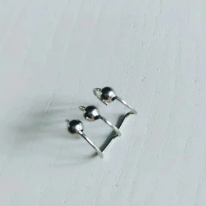 Earcuff med tre silverkulor - Använd en gång. Samfraktar gärna!