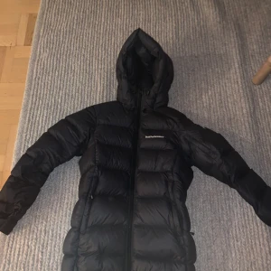 PeakPerformance Jacka - Säljer min Peak performance vinterjacka i XS i den långa modellen men går att vika upp till kort ( se sista bild för att se snöret)  använd fåtal gånger Nypris: 2999kr START BUD på: 1200kr❄️  Frakt tillkommer❄️