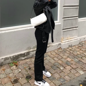 Jeans från Weekday - Jeans från weekday i modellen rowe i storlek 24/30. Säljer då de inte kommit till användning, som nya i skicket!