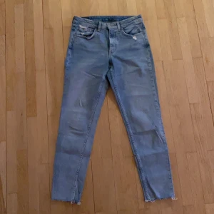 Boyfriendjeans - Boyfriendsjeans köpta på HM för ca 3 år sedan, i jättefint skick då de är sparsamt använda. Snygga slitningar och kapade nedtill 