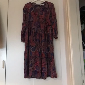 Klänning - Sval klänning i Paisley-liknande mönster. Den är så fin men jag har knappt använt den. Går att knyta med band för justering av passform (banden är fastsydda). Storlek M, jag är 177 och den är knälång. Kan tänka mig att det är viskos och ev lite polyester. Pris kan diskuteras, köparen står för frakten🌸