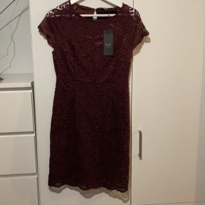 Vinröd klänning  - Helt ny vinröd klänning med prislapp kvar från only, strl. 36. Superfin till julafton eller som julklapp. Nypris 370kr. Kan skickas och frakten ingår:) 
