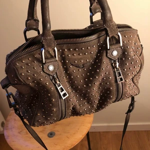 Zadig Sunny bag - Säljer min Zadig & Voltaire sunny bag. Några år på nacken men i fint skick. Hör av er vid frågor. Budgivningen börjar om pga oseriös köpare. Buda privat till mig💕 bud på 1230kr