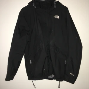 North Face jacka - Vatten och vindtät north face jacka, rätt bra skick. Möts helst i sthlm men annars kan frakt gå att lösa. 