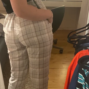 Pyjamasbyxa - Världens skönaste pyjamasbyxa ifrån Kappahl. Säljer för de aldrig kommer till användning. De är rosa grå, silver & vit. Skriv för bättre & mer bilder. Hur fin färg som helst & de perfekta materialet! Köpt för 399kr då det var från julkollektionen! 