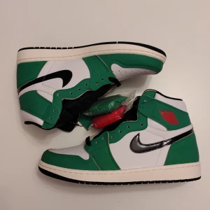 Jordan 1 Lucky Green (W) - Säljer Jordan 1 Lucky Green (W). Jag har Storlek EU40, EU41, EU43 inne. Dem är helt nya och oanvända. Köparen står för frakten. Upphämtning i Malmö funkar annars superbra📍30+ refs. 🤗 Kom PM om det är något ni undrar!