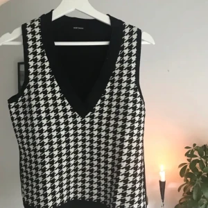 Väst - (Lägger ut igen) Rutig svart vit väst, bra skick, frakt +60✨