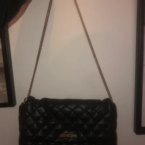 Moschino väska - Moschino väska som tyvärr inte kommer till någon användning längre. Kedjan är egentligen längre men jag har vikt under de så de blivit kortare. Går att fixa längre om man vill det. 