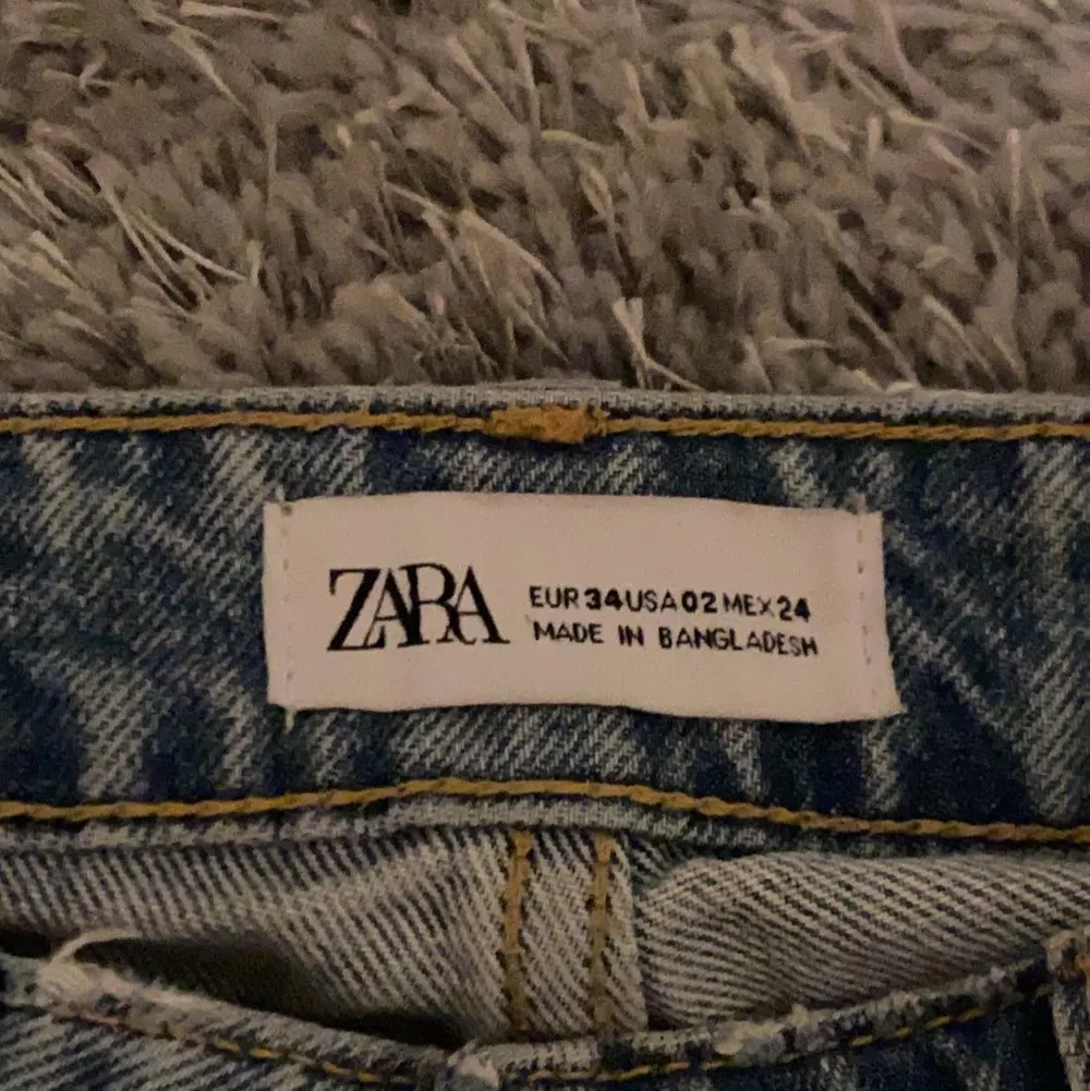 Mom jeans med hål på knäna ifrån Zara, storlek 34. 💙. Jeans & Byxor.