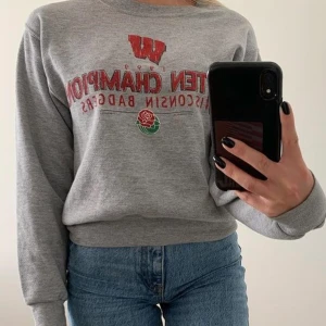 Sweatshirt - Säljer denna super fina vintage sweatshirt i strl xs