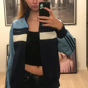 Adidas jacka - Supersnygg Adidas jacka!!! Köpt secondhand för flera år sedan men är i  bra skick! Svårt att tyda lappen i men tror det står 38, Jag skulle säga att den passar både s och m
