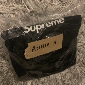 Supreme Box Logo Long Sleeve - Säljer en Supreme Box Logo Long sleeve i storlek L! Har aldrig tagits ut ur plasten så helt ny 😊 Kan fraktas! 