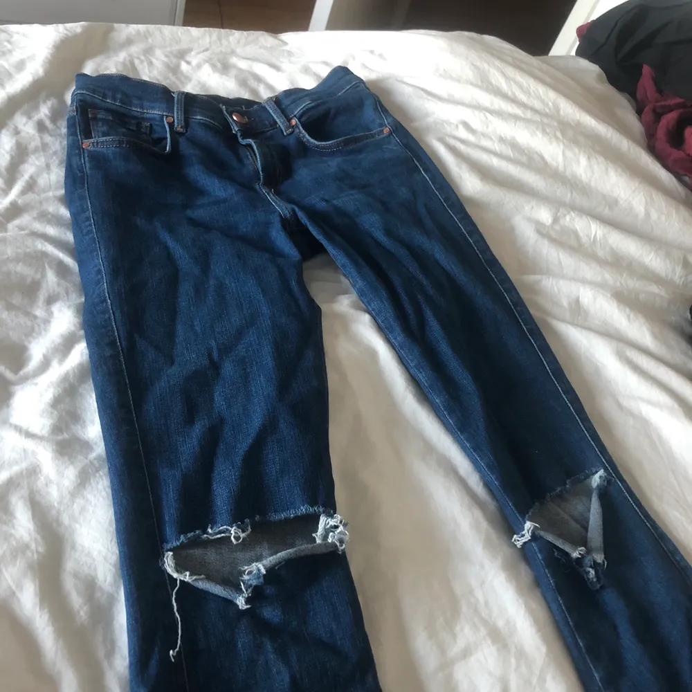 Super fina mörkblå bootcut jeans med slitning för knäna ifrån never denim. Storleken är xs men passar mig med s. Jag är 160cm lång passar mig perfekt. . Jeans & Byxor.