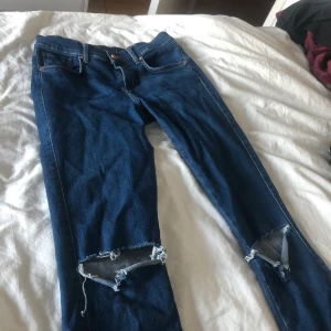 Bootcut jeans slitning never denim xs/s - Super fina mörkblå bootcut jeans med slitning för knäna ifrån never denim. Storleken är xs men passar mig med s. Jag är 160cm lång passar mig perfekt. 