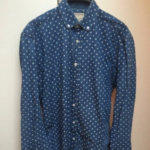  - Prickig skjorta i S från Selected Homme 