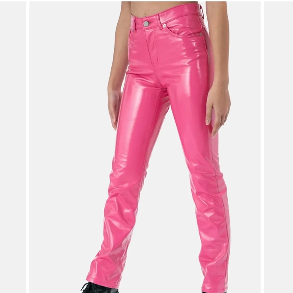 Rosa fake-skinn byxor. Jag har storlek S/36 och dom är för små för mig så passar XS/34. Jeans & Byxor.