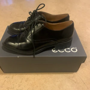 Skor (brogues) från Ecco - Tidlösa brogue skor från ECCO. Passar till allt. Äkta läder. Endast använda 2-3 gånger 