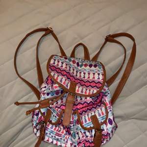 En ”indie” väska som jag kallar den, mönster på i blå, rosa och lila. ☺️