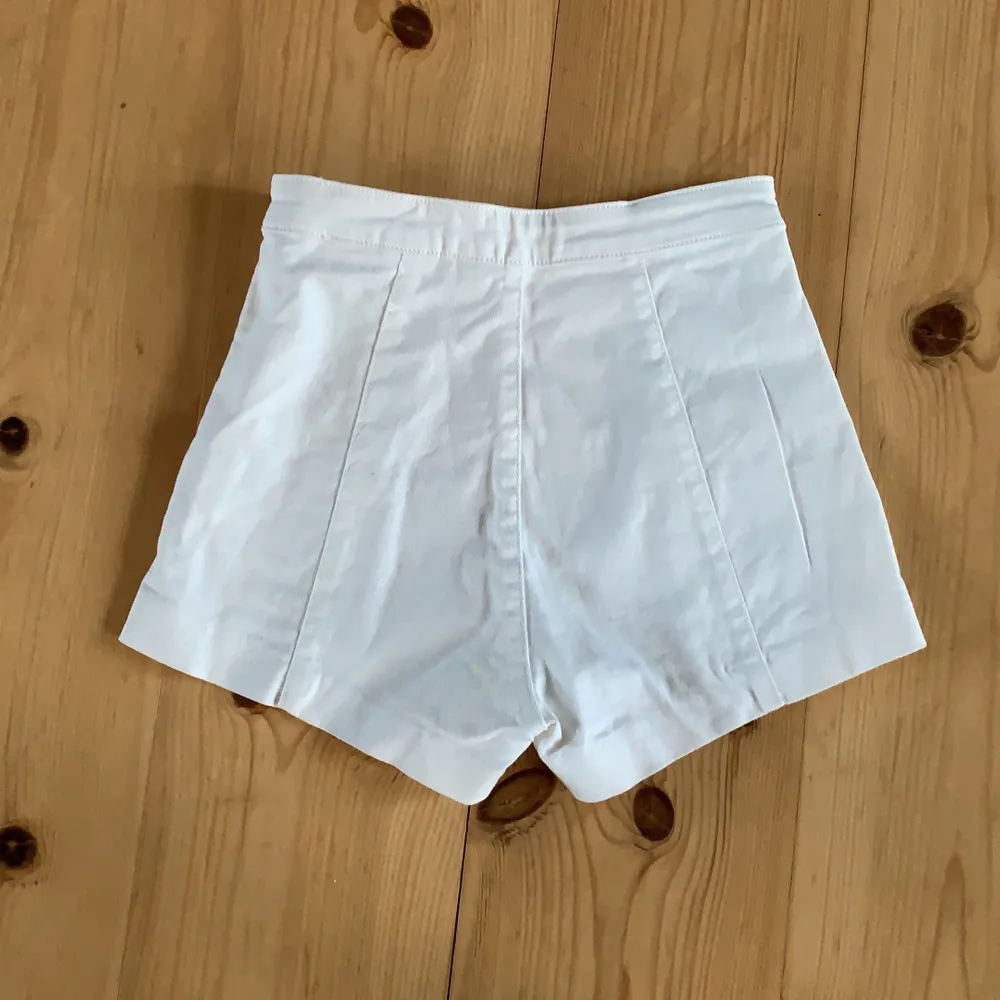 Väldigt fina vita shorts från hm. Höga i midjan och sitter fint! . Shorts.