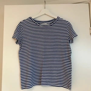 Randig t-shirt från H&M i storlek S - Randig t-shirt från H&M (divided).