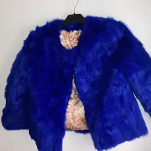 En blå jacka från eBay. Påstås vara äkta päls och det känns som äkta päls. Lite kortare i armarna. Storlek Xs