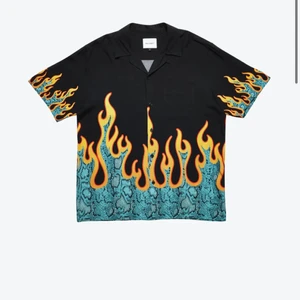 Skjorta med flames  - Köpte på carlings 1,5 månad sen. Säljer då den inte kommer till användning. Inga slitningar, fläckar osv utan som ny. Tar gärna emot bud över 250 (max 350) i kommentarsfältet 🖤