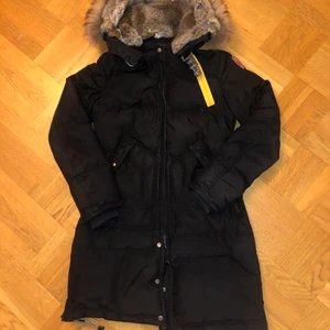 Parajumpers longbear small - Hej! Jag säljer min parajumper longbear storlek small, har kvitto såklart kvar. Jackan är väldigt varm och lång, passar perfekt till vintern om man även vill vara fin!. Inte använd speciellt mycket alls och är i fint skick. Direkt köp vid 4999kr