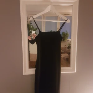 Fodralklänning rak urringning  - Knappt använd. Tight med "rak urringning" snygg på fest!