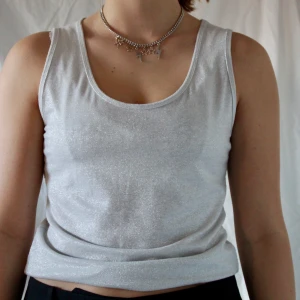 #1 GLITTRIGT LINNE  - Först till kvarn gäller på alla våra plagg. Ingen budgivning och kunden står för frakten. Betalning sker via Swish till numret: 123 329 17 70