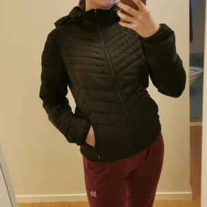 Only jacka - Svart jacka från only, strl xs. Finns 2 fickor på utsidan och 2 på insidan. Passar till höst/vår och sitter ganska figurnära. Finns även en luva som går att dra åt men går ej att ta av. Säljer för 170kr och jag står för frakt eller kan mötas i Eskilstuna 💞