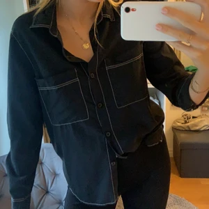 Unik skjorta - Jättefin svart skjorta med vita sömmar. Bra skick och skönt material. ❤️