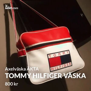 Tommy Hilfiger - Jag ska flytta snart och måste sälja bort allt snabbt, hittade denna axelväska i jättebra skick i källarn. Den går inte att köpa längre, säljer för 800kr först till kvarn. 