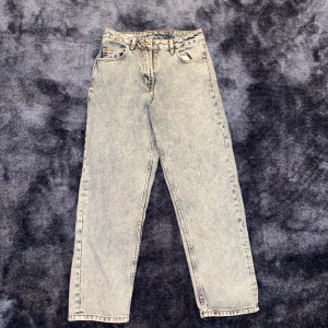 COLLUSION x005 JEANS - SKIT COOLA gråa/blåa jeans från Collusion, i modellen x005 vilket är i mom jeans/raka modellen. Dem är i storlek 28/30 men är aldrig använda då jag köpte dem från asos för 300kr, men var för stora för mig. Hör av er om ni är intresserade / vill ha fler bilder! Frakten ligger på 79kr❤️
