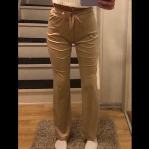 Mjukis - Dessa fina beigea mjukis från gina, sitter jätte fint och är i bra skick men kommer tyvär inte till användning längre . Skriv vid intresse💖