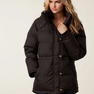 Boomerang jacka - Mörkbrun Boomerang jacka i storlek XS (passar mig som har S).  Använd, men inga skador eller hål!  Nypris ca 5999kr. Säljer för 900kr. Finns att hämta i Stockholm men kan annars frakta. 