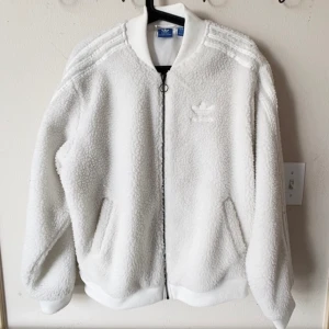 Adidas - Super mysig adidas jacka som är slutsåld överallt! Kommer inte till användning längre så därför säljer jag den. Storlek 42 men passar mer 38. Jag har S vanligtvis och ni ser på bild 2 hur bra jackan sitter på mig.